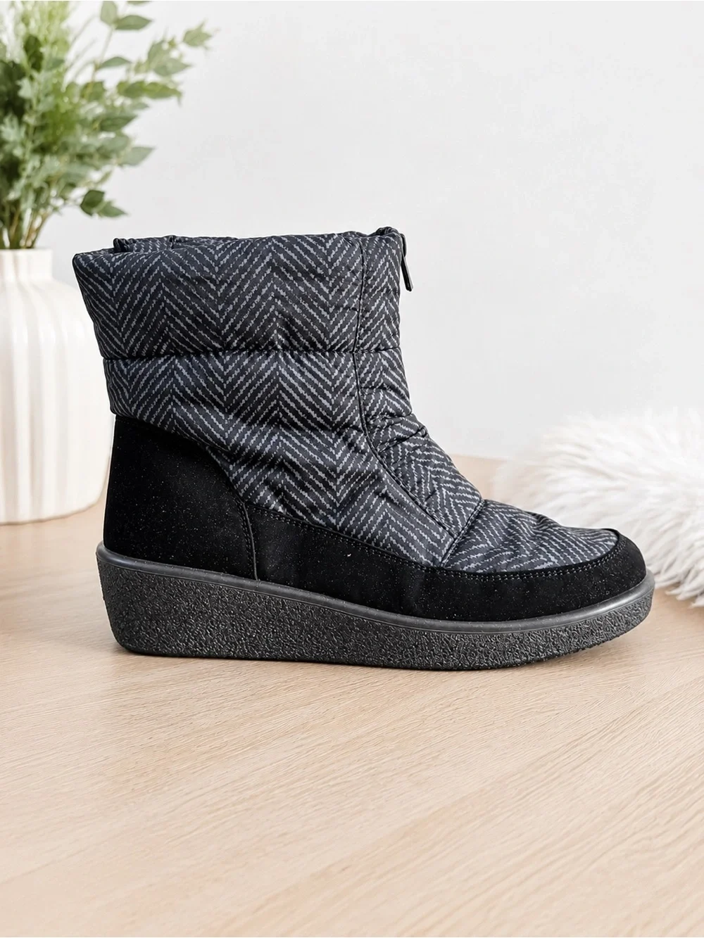 New Women's Quilted Black & Gray Winter Zip Ankle Boots size 9